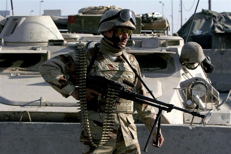 Irakisk soldat på gaden i Bagdad. 