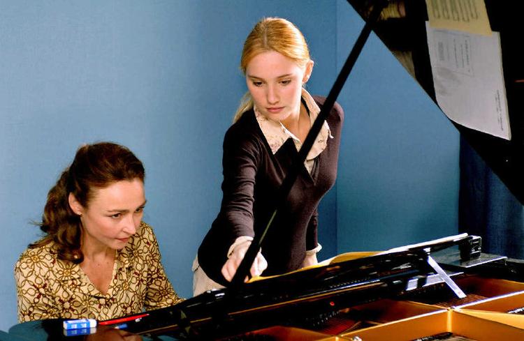 Catherine Frot spiller pianistinden, der bliver udsat for et hævntogt af den 20-årige nodevender, Mélanie. I den rolle ses Déborah François, som bliver udråbt til den nye Catherine Deneuve. 