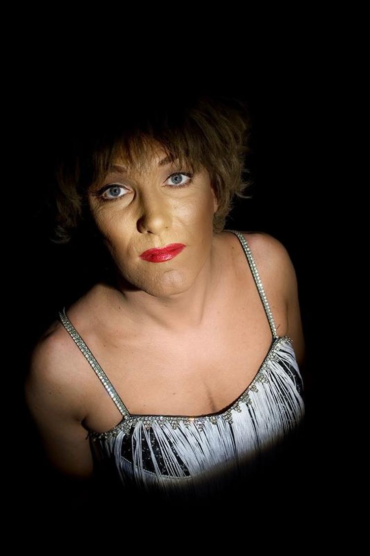 Der er en del flere fjer i hatten, når Peter Andersen optræder som DQ i finalen til Dansk Melodi Grand Prix. Her er han dog blevet til Tina Turner, som han kopierer i bandet 'Turn on Tina'. 