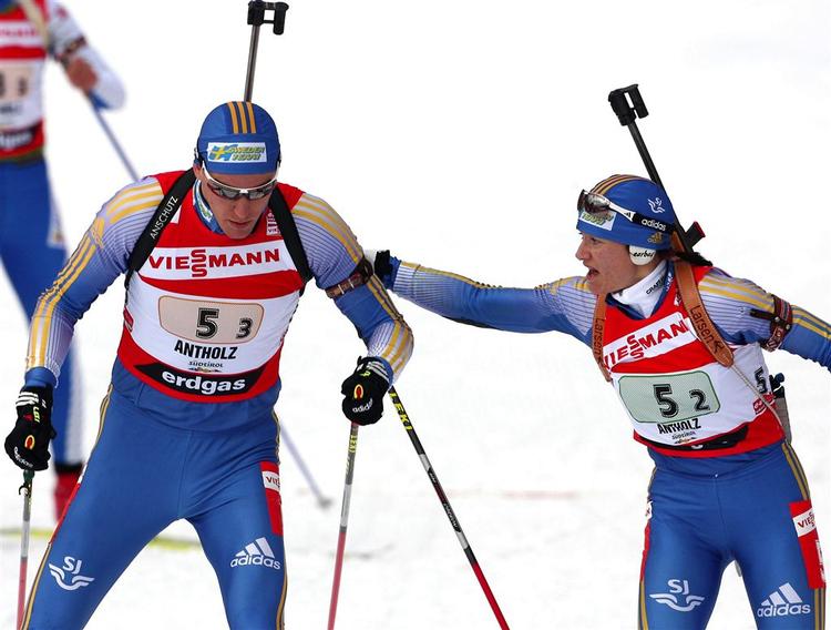 Björn Ferry og Anna Karin Olofsson ses under et skifte ved VM, hvor svenskerne triumferede i skiskydning. 