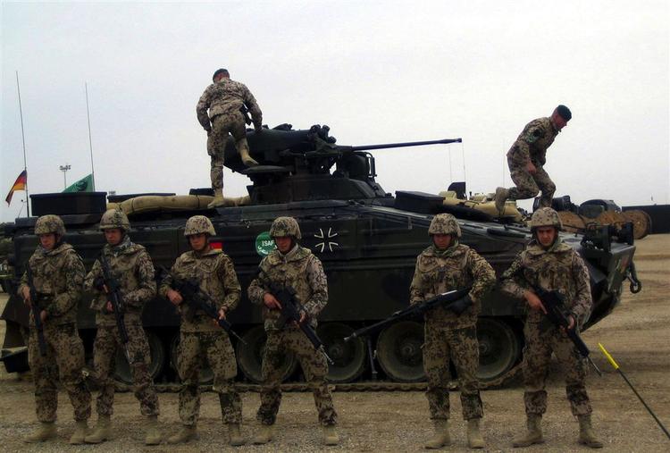 Tyske soldater på parade i den tyske lejr i Mazar-e- Sharif nord for Kabul. Der blev ikke givet tilsagn om flere NATO-tropper til Afghanistan på møde i Sevilla. 