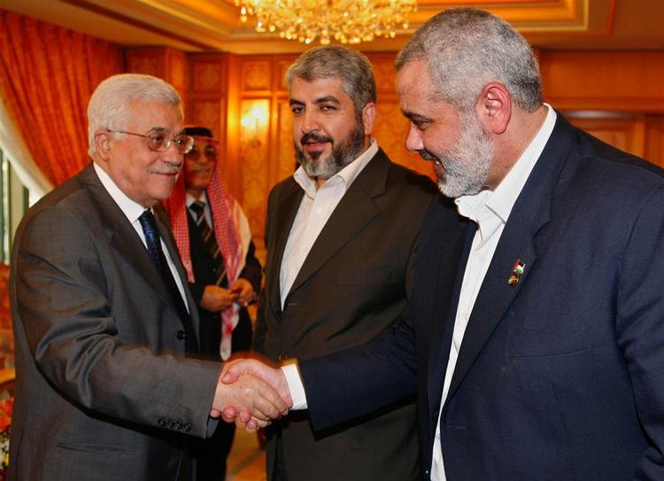Fatah og Hamas giver hånd på en ny koalitionsregering, der i dag kom på plads i den saudiske hovedstad Mekka. 