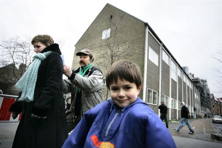 Inden for ti dage skal Ungdomshusets brugere tage stilling til, om de vil flytte ind i denne nedlagte skole på Stevnsgade. 