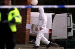 Politiet arbejder på virksomheden Vantis i Wokingham, der tirsdag var mål for en brevbombe, som kvæstede to. 