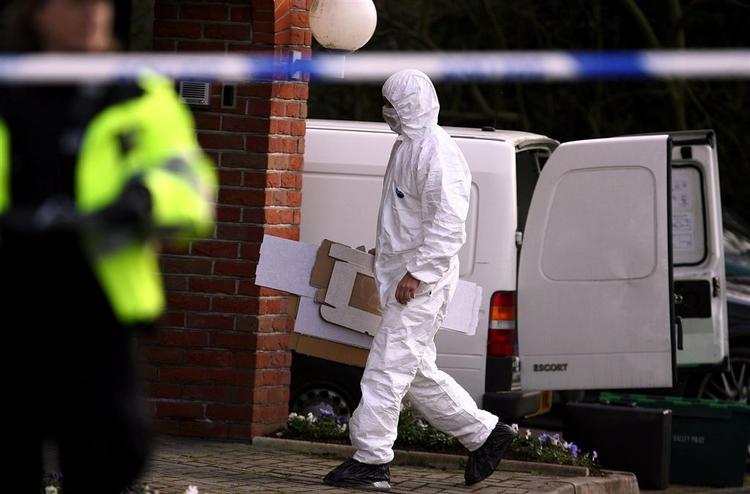 Politiet arbejder på virksomheden Vantis i Wokingham, der tirsdag var mål for en brevbombe, som kvæstede to. 