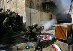 Israelske sikkerhedsstyrker affyrer tåregas mod demonstranter ved Al-Aqsa Moskeen. 