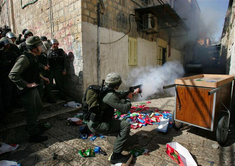 Israelske sikkerhedsstyrker affyrer tåregas mod demonstranter ved Al-Aqsa Moskeen. 