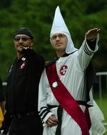 Klanmedlemmer hilser under en protestaktion af 'Ku Klux Klan' ved Gettysburg National Military Park i USA. 
