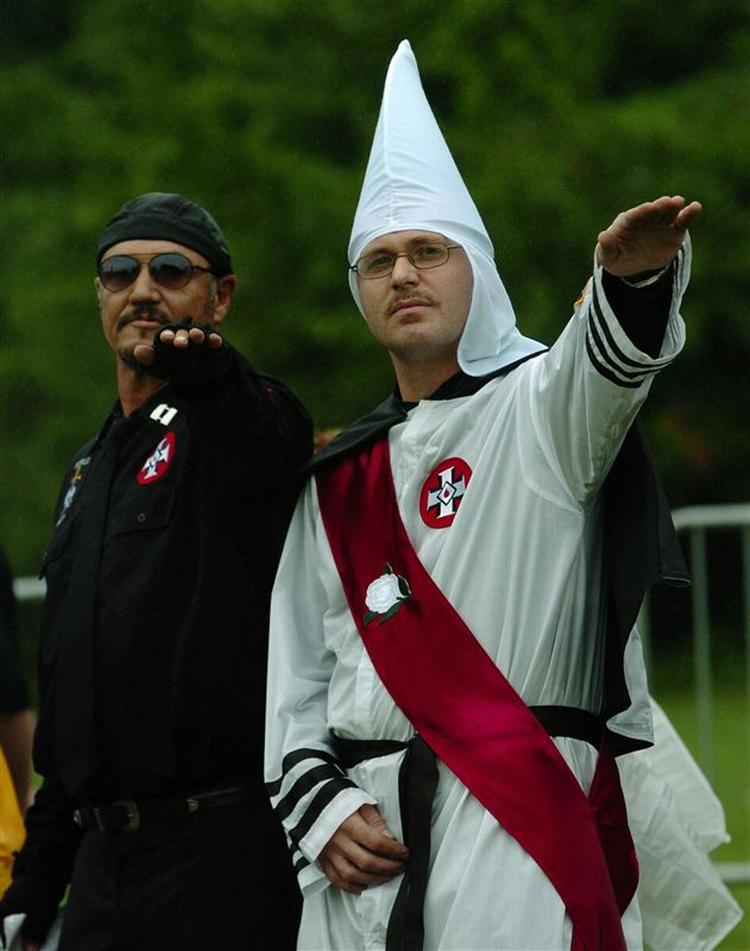 Klanmedlemmer hilser under en protestaktion af 'Ku Klux Klan' ved Gettysburg National Military Park i USA. 