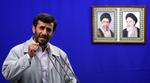 Præsident Ahmadinejad foran republikkens grundlægger Ayatollah Khomeini og øverste leder Ayatollah Khamenei (arkivfoto). 