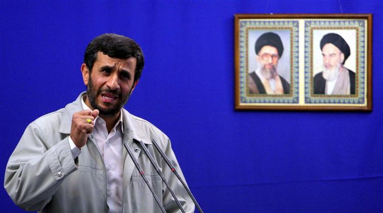 Præsident Ahmadinejad foran republikkens grundlægger Ayatollah Khomeini og øverste leder Ayatollah Khamenei (arkivfoto). 