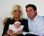 Anna Nicole Smith med Howard K. Stern og barnet Dannielynn Hope, som tre mænd nu gør krav på at være far til. 