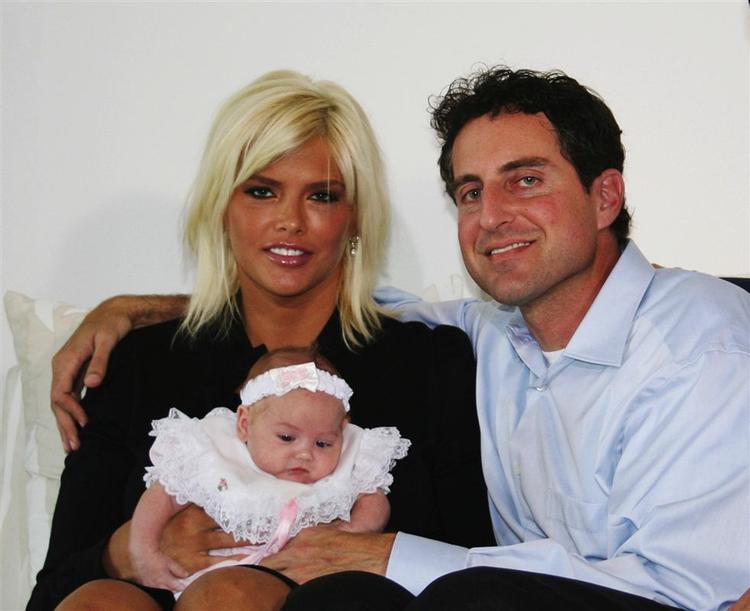 Anna Nicole Smith med Howard K. Stern og barnet Dannielynn Hope, som tre mænd nu gør krav på at være far til. 