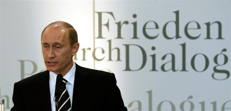 Med ordene 'fred' og 'dialog' i baggrunden holdt putik tale i München i dag. 