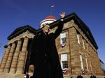 Barack Obama meddeldte sit kandidatur til præsidentposten foran parlamentsbygningen i Springfield. 