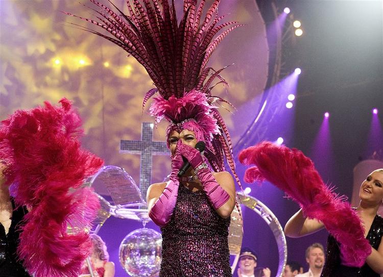 »Måske tilfører jeg Melodi Grand Prix det gamle fra firserne med glitter og glamour og pailletter og glimmer«, siger Peter Andersen om sit show. 