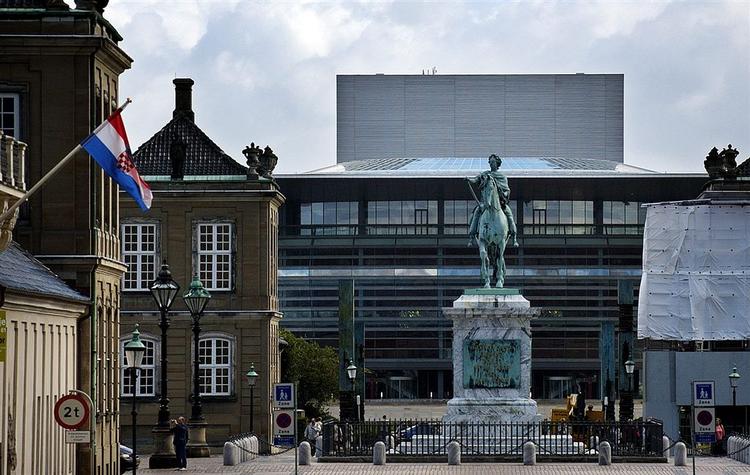 Bilisternes rute ud  til operaen - her set fra Marmorkirken ind over Amalienborg Slotsplads -skal gøres længere. 