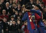 Ronaldinho, til højre, fejrer det ene af sine mål i kampen mod Santander sammen med holdkammeraten Deco. 
