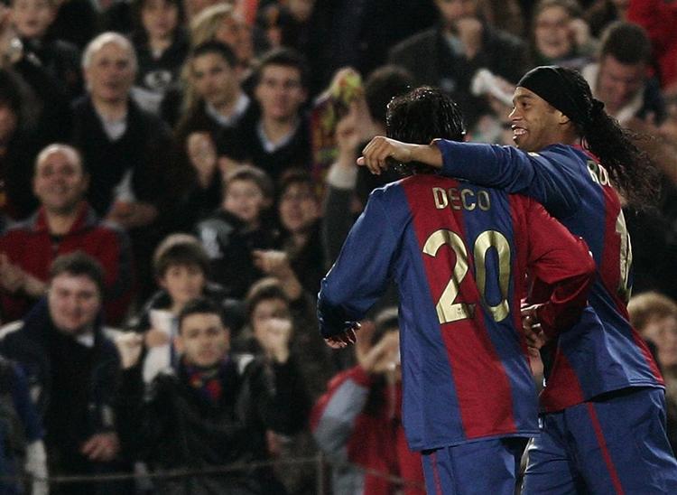 Ronaldinho, til højre, fejrer det ene af sine mål i kampen mod Santander sammen med holdkammeraten Deco. 