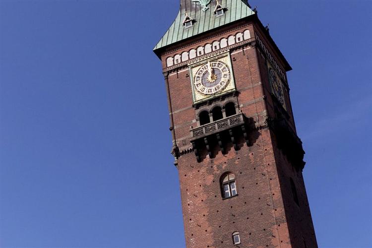 Mens politiet efterforsker, skændes politikerne på Københavns Rådhus om det, der er blevet døbt 'korruptionssagen'. 