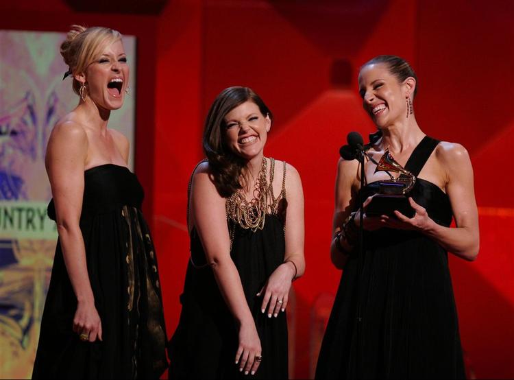Dixie Chicks - fra venstre Martie Maguire, Natalie Maines, og Emily Robison - blev den store vinder ved årets Grammy-uddeling. 