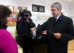Portugals premierminister, Jose Socrates, stemmer under gårsdagens valg. Nu vil han ophæve forbuddet mod abort i landet. 
