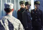 Nordkoreanske soldater kigger på en amerikansk ditto. Sekspartsforhandlingerne mellem USA, Rusland, Kina, Japan Sydkorea og Nordkorea ser igen ud til at strande her på forhandlingernes sidste dag. 