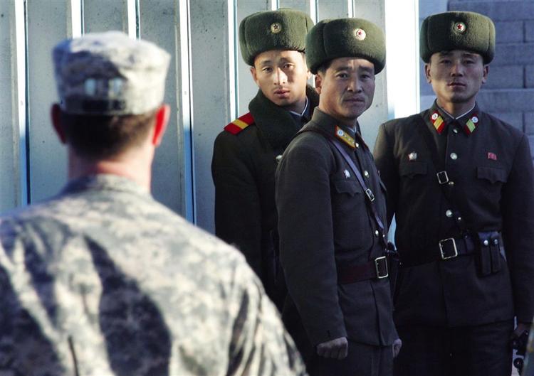Nordkoreanske soldater kigger på en amerikansk ditto. Sekspartsforhandlingerne mellem USA, Rusland, Kina, Japan Sydkorea og Nordkorea ser igen ud til at strande her på forhandlingernes sidste dag. 