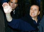 Italiens fhv. regeringschef Silvio Berlusconi var angiveligt et af målene for de nu naholdte terrorister. Her  forlader han et hospital efter et nyligt lægetjek. 