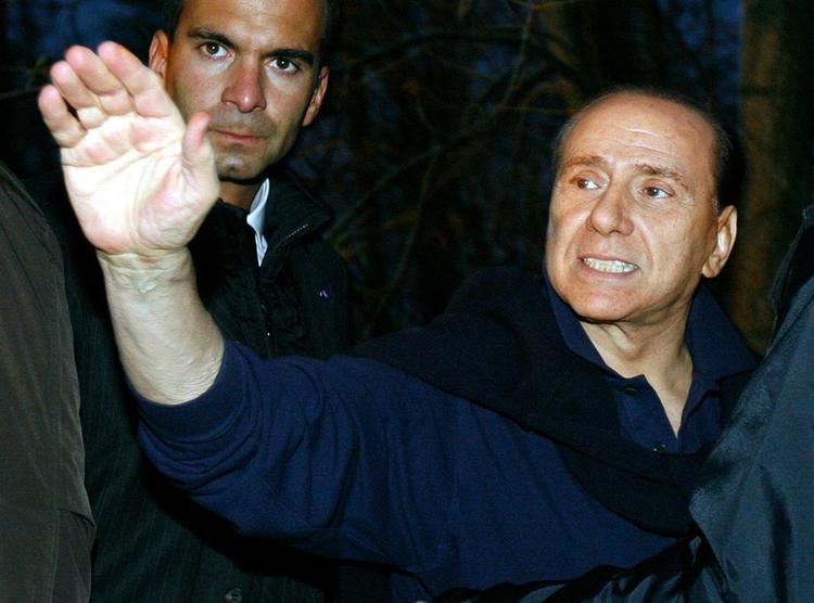 Italiens fhv. regeringschef Silvio Berlusconi var angiveligt et af målene for de nu naholdte terrorister. Her  forlader han et hospital efter et nyligt lægetjek. 