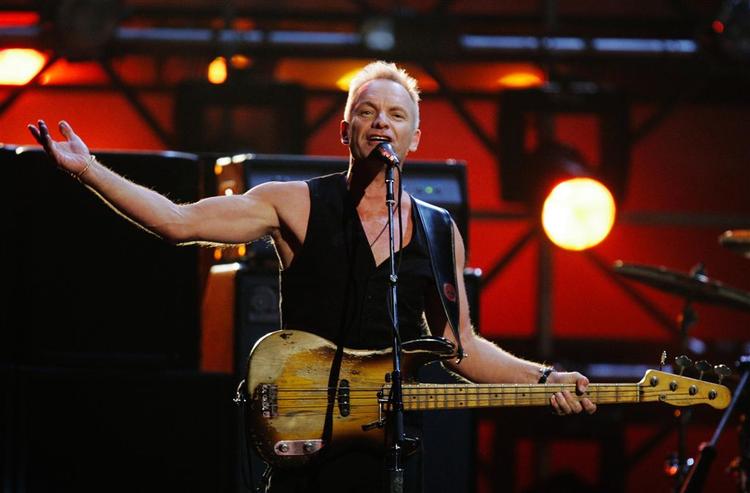 Sting samles med gutterne fra Police for at drage på en international turné. 