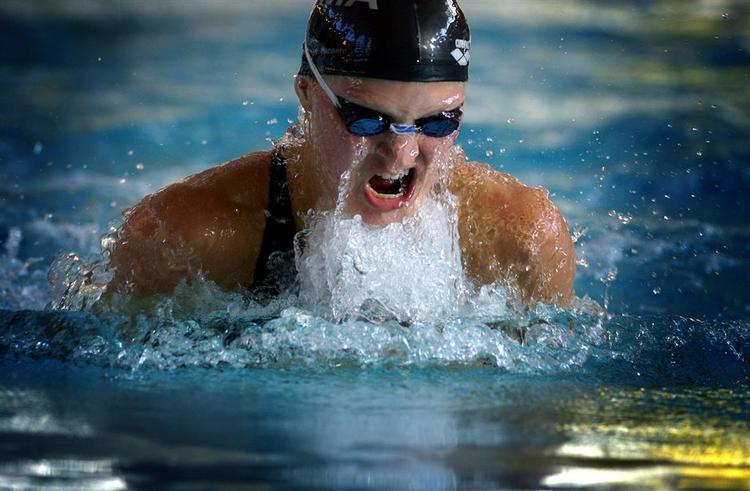 Julie Hjorth-Hansen satte i 2002 dansk rekord med 2.15,14 min., men formåede ikke siden at svømme op til samme niveau og kom ikke med til OL i 2004. Nu har hun en god chance i 2008, hvor kravet i 200 meter medley er lempet til 2.16,21 min. 