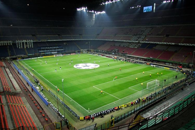 Der vil være tusinder af tilskuere på tribunerne, når Milan og Inter skal i gang med at spille Champions League igen. 