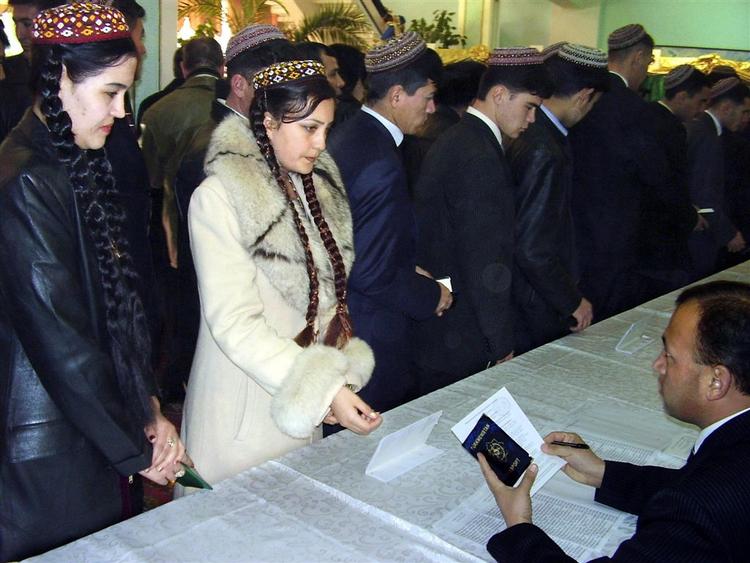 Efter 21 år under samme diktator kan turkmenerne gå til valg i dag. 