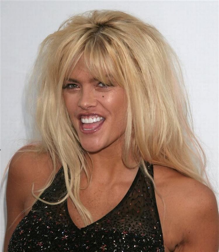 Var det silikonebrysterne, der tog livet af Anna Nicole Smith? 
