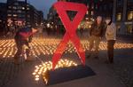 Myndighederne svigter de HIV-smittede, mener aktører. Billedet er fra den internationale AIDS-dag 2004, hvor 1.800 lys blev tændt for de døde på Nytorv. 