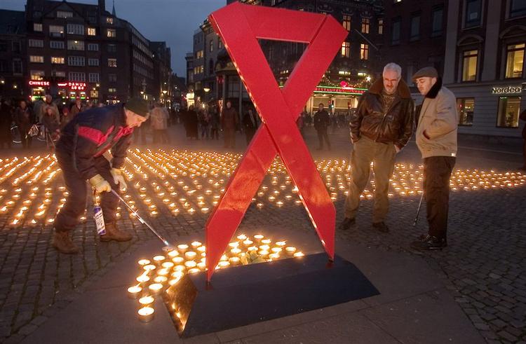 Myndighederne svigter de HIV-smittede, mener aktører. Billedet er fra den internationale AIDS-dag 2004, hvor 1.800 lys blev tændt for de døde på Nytorv. 