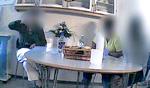 En beboer (tv.) på Strandvænget slår sig selv i hovedet igen og igen, mens to medarbejdere snakker om indkøb. 