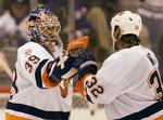 New York Islanders-keeper DiPietro lykønskes af Brendan Witt efter sin afgørende redning i straffeslagskonkurrencen. 