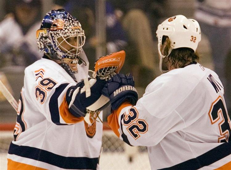 New York Islanders-keeper DiPietro lykønskes af Brendan Witt efter sin afgørende redning i straffeslagskonkurrencen. 