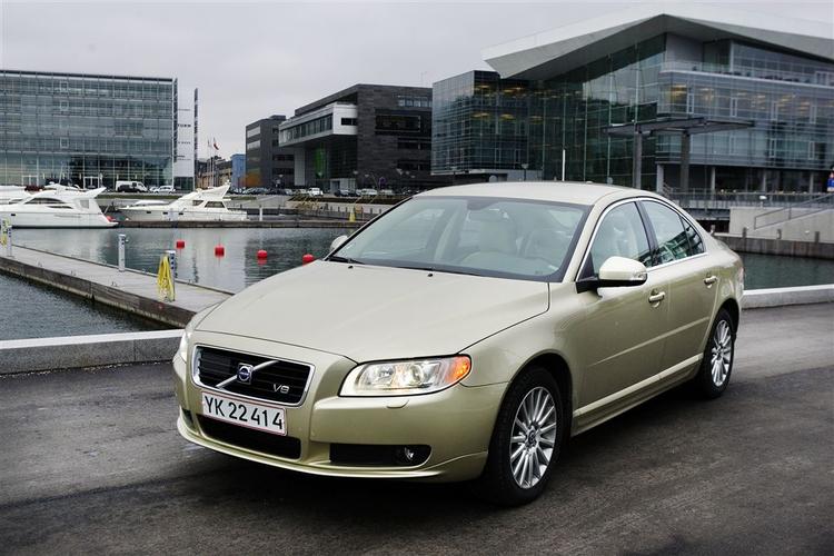 Volvo S80 er en velvoksen sag på 4,85 meter. Det kan derfor ikke undre, at der er fin plads både for og bag. 