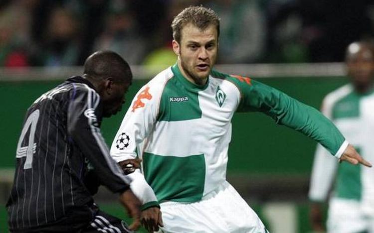 Daniel Jensen og Werder Bremen begyndte den internationale sæson med seks kampe i Champions League, men blev slået ud af Chelsea (billedet) og FC Barcelona. En tredjeplads i gruppespillet gav en plads i UEFA Cuppen. 