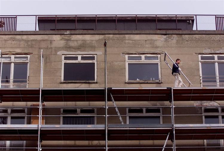 Især arbejde på stilladser og tage foregår under kritisable arbejdsforhold, ifølge BAT-kartellet 