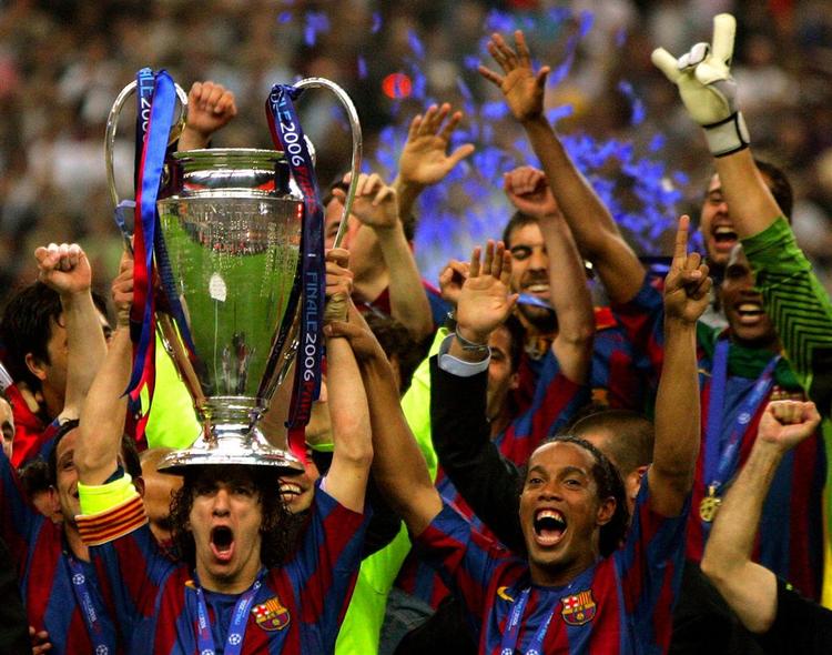 Barcelona-spillerne med pokalen efter 2-1-sejren over Arsenal i Paris,  maj 2006. 