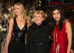 Marianne Faithfull, flankeret af den britiske skuespillerinde Siobhan Hewlett (til venstre) og den bulgarske skuespillerinde Dorka Gryllus. 