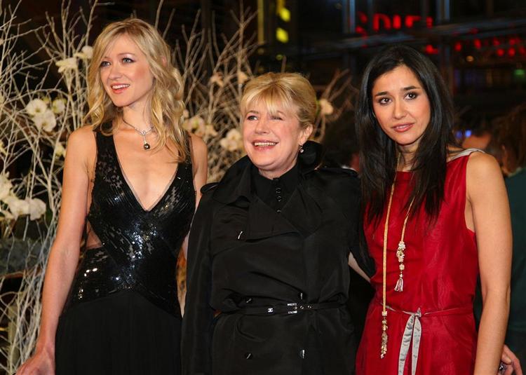 Marianne Faithfull, flankeret af den britiske skuespillerinde Siobhan Hewlett (til venstre) og den bulgarske skuespillerinde Dorka Gryllus. 