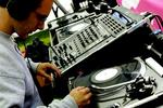 Thomas Knak er en af kræfterne i trioen System. Han går sideløbende under aliaset DJ Opiate. 