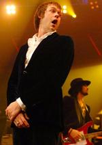 Forsanger Tom Meighan ter sig som kongen af den gyldne mikrofon på albummet 'Empire'. 