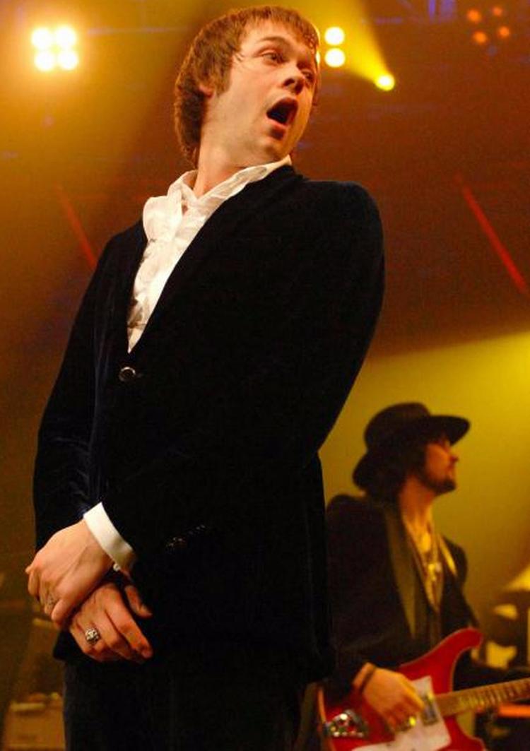 Forsanger Tom Meighan ter sig som kongen af den gyldne mikrofon på albummet 'Empire'. 