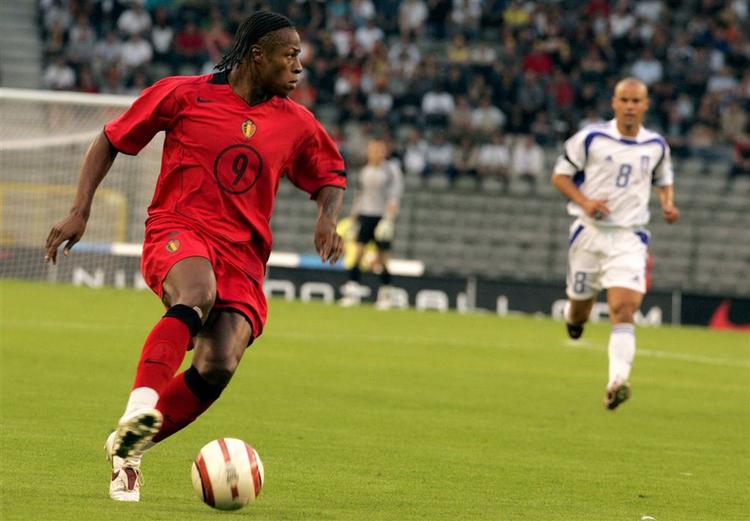 Emile Mpenza ses her i 2005 under en landskamp for Belgien mod Grækenland. 